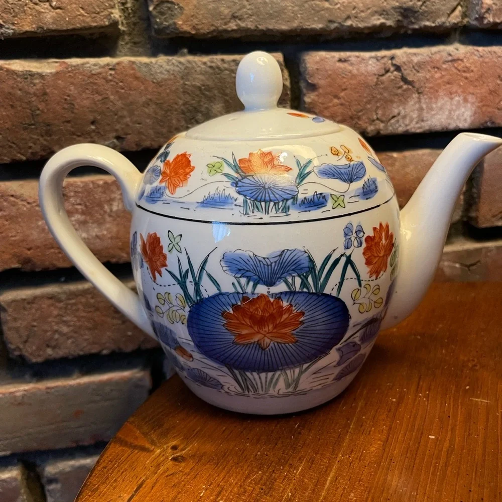 Williams Sonoma hand painted tea pot in excellent condition